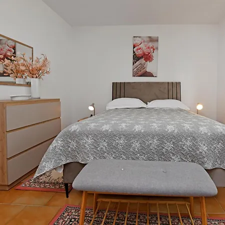 Slavica Vrvari Apartmán *